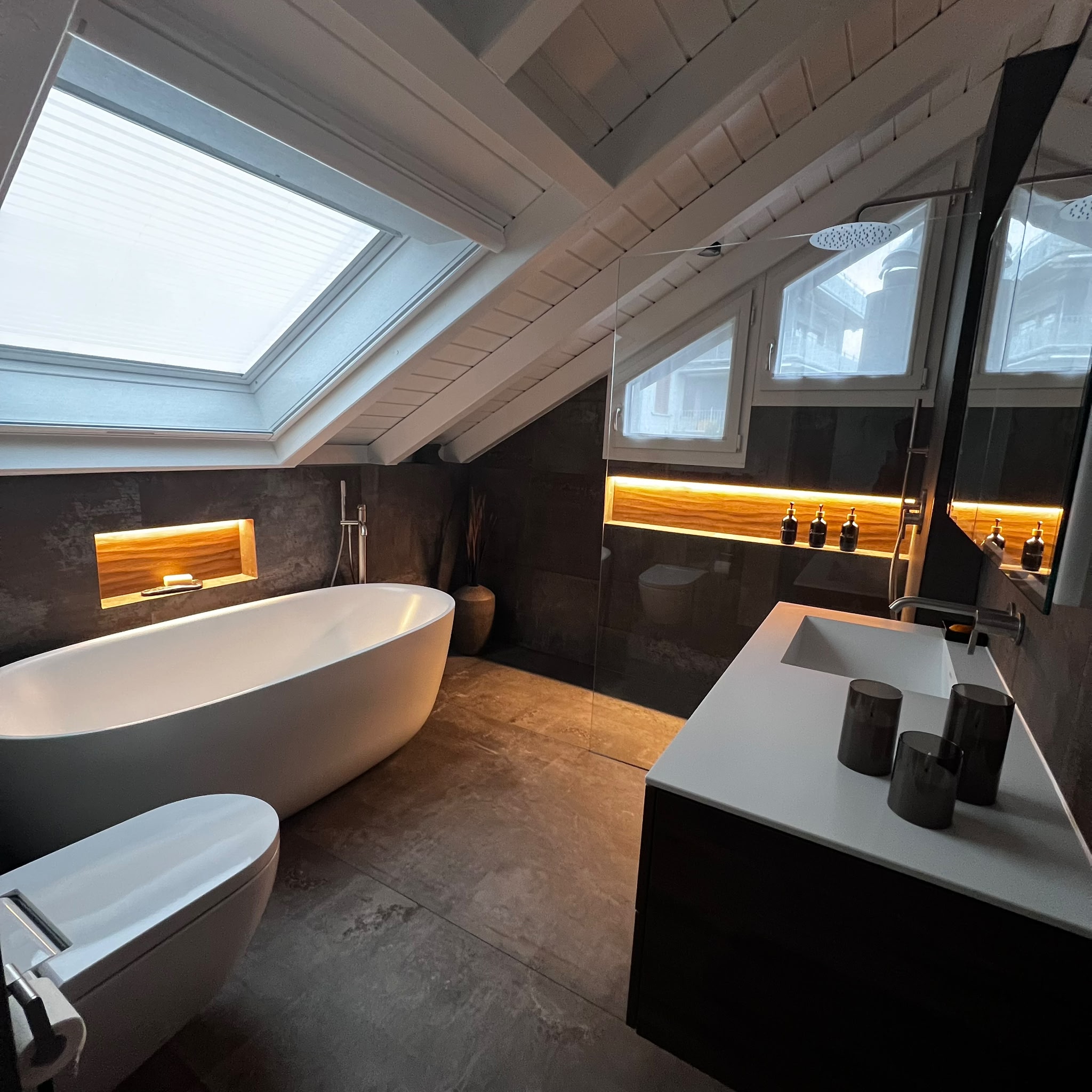 Dachbad mit freistehender Wanne und beleuchteter Nische